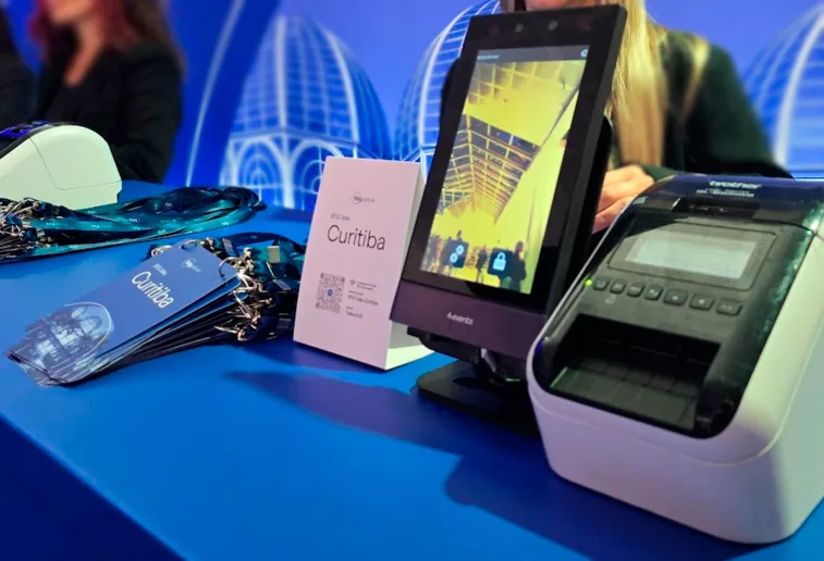 Reconhecimento facial instalado em balcão de recepção